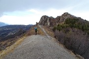 83 Raggiungiamo la linea tagliafuoco di cresta tra Val Serina e Val Brembana